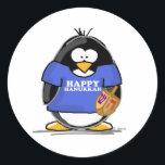 Pegatina Redonda Pingüino feliz de Jánuca<br><div class="desc">Festivamente un pingüino de Jánuca de la diversión apenas para las vacaciones. Muestre apagado su alcohol del día de fiesta con este pingüino judío lindo que lleva a cabo un dreidel y que lleva una camiseta que diga Jánuca feliz.</div>