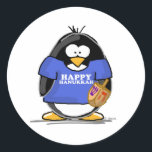Pegatina Redonda Pingüino feliz de Jánuca<br><div class="desc">Festivamente un pingüino de Jánuca de la diversión apenas para las vacaciones. Muestre apagado su alcohol del día de fiesta con este pingüino judío lindo que lleva a cabo un dreidel y que lleva una camiseta que diga Jánuca feliz.</div>