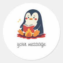 Pingüino leyendo un libro junto a una chimenea