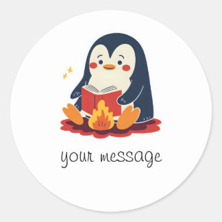 Pegatina Redonda Pingüino leyendo un libro junto a una chimenea