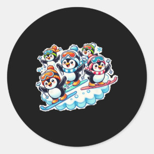 Pegatina Redonda Pingüinos Esquiando En Equipo De Nieve Disfrutando