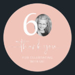 Pegatina Redonda Pink 60th Birthday Gracias<br><div class="desc">Añade un toque personal a tus favoritos de fiesta con este pegatina de 60 años personalizable. Diseñado para hacer su celebración de hitos extra especial, este pegatina le permite añadir su propia foto y personalizar el texto para un conservador único. Perfecto para adjuntar favores de fiesta, bolsos de regalo o...</div>