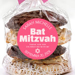 Pegatina Redonda Pink Bat Mitzvah Audaz Typografía Guay Retro Groov<br><div class="desc">¡Estén orgullosos, regocijaos y exhiban este hito de su Bat Mitzvah favorito! Utilice esta elegante pegatina pop personalizada para añadir a su día especial. Moderna, divertida, ruidosa, rosa y blanca sans serif tipografía y Star of David sobre un fondo coralino rosa. Personalice el texto de la personalizado con su nombre,...</div>