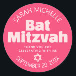 Pegatina Redonda Pink Bat Mitzvah Audaz Typografía Guay Retro Groov<br><div class="desc">¡Estén orgullosos, regocijaos y exhiban este hito de su Bat Mitzvah favorito! Utilice esta elegante pegatina pop personalizada para añadir a su día especial. Moderna, divertida, ruidosa, rosa y blanca sans serif tipografía y Star of David sobre un fondo coralino rosa. Personalice el texto de la personalizado con su nombre,...</div>
