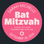Pegatina Redonda Pink Bat Mitzvah Audaz Typografía Guay Retro Groov<br><div class="desc">¡Estén orgullosos, regocijaos y exhiban este hito de su Bat Mitzvah favorito! Utilice esta elegante pegatina pop personalizada para añadir a su día especial. Moderna, divertida, ruidosa, rosa y blanca sans serif tipografía y Star of David sobre un fondo coralino rosa. Personalice el texto de la personalizado con su nombre,...</div>