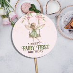 Pegatina Redonda Pink Bow Fairy First First Birthday Personalizado<br><div class="desc">Añada un toque de encanto a su día especial con el Pegatina de Ronda Clásica Personalizada del Primer Cumpleaños del Hada de Oro Rosa. Diseñado con delicados tonos rosa pastel, este pegatina presenta un bonito hada y un suave arco de coqueta, que refleja la esencia mágica de un primer cumpleaños...</div>