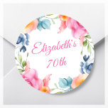 Pegatina Redonda Pink Floral 70th Birthday Party Favor<br><div class="desc">¿Buscas una manera divertida y festiva de añadir un toque personal a tu próxima fiesta de cumpleaños número 70? ¡Chequea a nuestros pegatinas de la fiesta de cumpleaños del personalizado! Con un vibrante borde de coloridos florales primaverales sobre un fondo blanco y nítido, estos pegatinas son la manera perfecta de...</div>