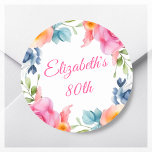 Pegatina Redonda Pink Floral 80th Birthday Party Favor<br><div class="desc">¿Buscas una manera divertida y festiva de añadir un toque personal a tu próxima fiesta de cumpleaños número 80? ¡Chequea a nuestros pegatinas de la fiesta de cumpleaños del personalizado! Con un vibrante borde de coloridos florales primaverales sobre un fondo blanco y nítido, estos pegatinas son la manera perfecta de...</div>