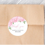 Pegatina Redonda Pink Hydrangea Favor de Boda Personalizada<br><div class="desc">Este hermoso diseño cuenta con flores de hidrangea acuarela y su texto personalizado. Utilice la plantilla para rellenar su información. La función "Personalizar más adelante" se puede utilizar para cambiar el tipo de letra (tamaño,  estilo,  color),  añadir más líneas de texto o cambiar el diseño.</div>