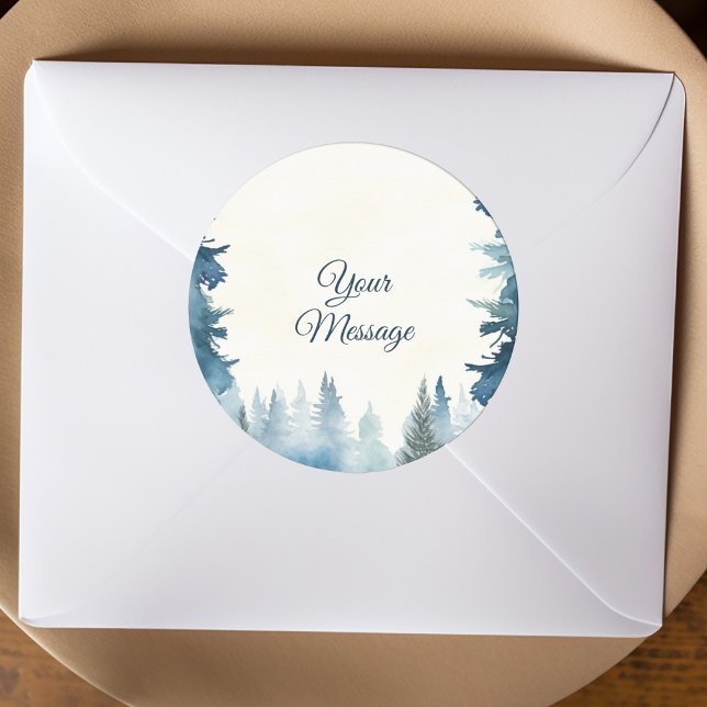 Pegatina Redonda Pinos azules para sus vacaciones de mensaje (Round sticker with pine trees and your own message in an elegant script. Used as an envelope seal.)