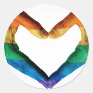 Pegatina Redonda Pintadas las manos como un corazón arco iris