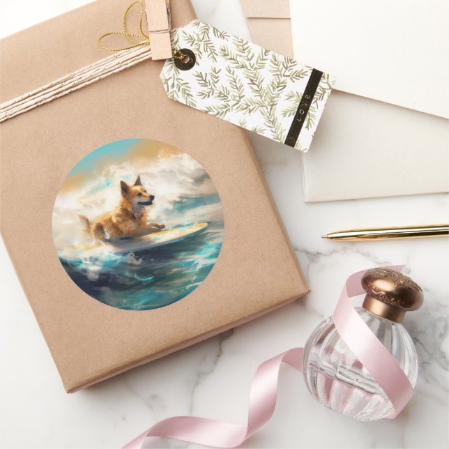 Pegatina Redonda Pintura finlandesa de Lapphund Beach Surfing (Regalar)