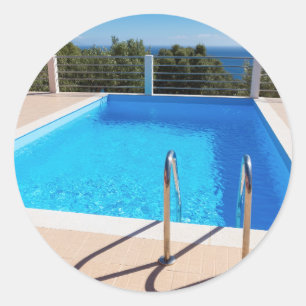 Pegatina Redonda Piscina azul con escalones en el mar