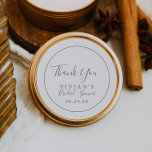 Pegatina Redonda Plata minimalista Gracias Bridal Shower Favor<br><div class="desc">Estos minimalistas pegatinas con ducha de novia son perfectos para una simple ducha de boda. El moderno diseño romántico presenta una tipografía clásica de color gris plateado y blanco, acompañada de una caligrafía rústica y elegante con un estilo de letra a mano vintage. Personalizable de cualquier color. Mantenga el diseño...</div>