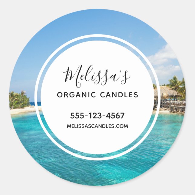 Pegatina Redonda Playa tropical panorámica con cabañas de paja (Anverso)
