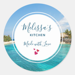 Pegatina Redonda Playa tropical panorámica con cocinas de paja