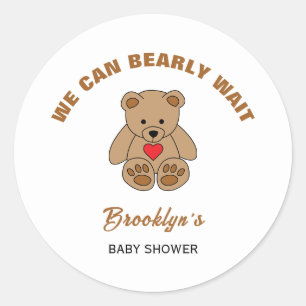 Pegatina Redonda Podemos Esperar A Baby Shower Brown Teddy Bear