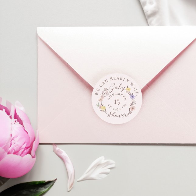 Pegatina Redonda Podemos Esperar A Que Se Pink La Hermosidad Floral (We Can Bearly Wait Baby Shower Floral Wreath Pink Classic Round Sticker)