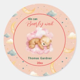 Pegatina Redonda Podemos Esperar A Un Chico Con Oso De Baby Shower
