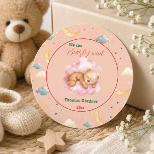 Pegatina Redonda Podemos Esperar A Un Chico Con Oso De Baby Shower