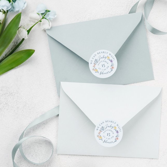 Pegatina Redonda Podemos Esperar El Azul Floral De Baby Shower (We Can Bearly Wait Baby Shower Floral Wreath Blue Classic Round Sticker)