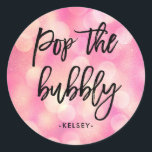 Pegatina Redonda Pop the Bubbly | Pantalón rosa Aspecto Bridal Show<br><div class="desc">Estos modernos y elegantes pegatinas de ducha de novias tienen un aspecto de bokeh rosado,  con una tipografía negra de moda que dice "pop the bubbly".</div>