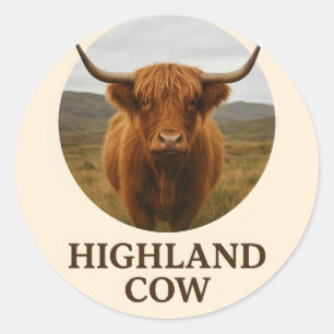 Pegatina Redonda Póster de retrato de vaca de las Highlands con "Va