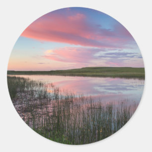 Pegatina Redonda Prairie Pond Refleja Brillantes Nubes De Amanecer