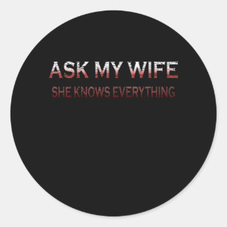 Pegatina Redonda Pregúntenle a mi esposa que sabe todo sobre hombre