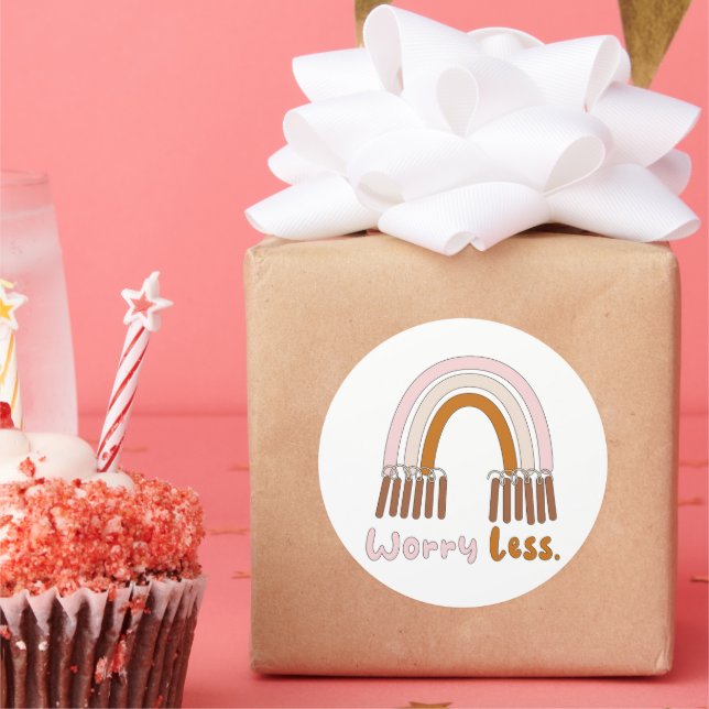 Pegatina Redonda Preocuparse menos motivacional boho arcoiris rosa  (Fiesta)