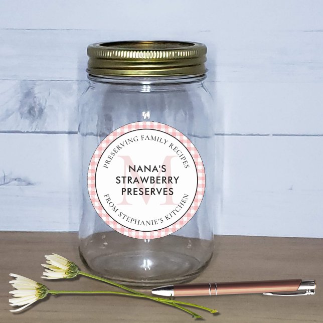 Pegatina Redonda Preservando recetas familiares Red Gingham Monogra (Red Checkered Gingham Preserving Family Recipes Monogram Canning Jar Label)