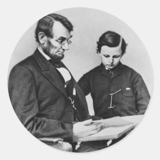 Pegatina Redonda Presidente Lincoln leyendo con su hijo Tad, 1864