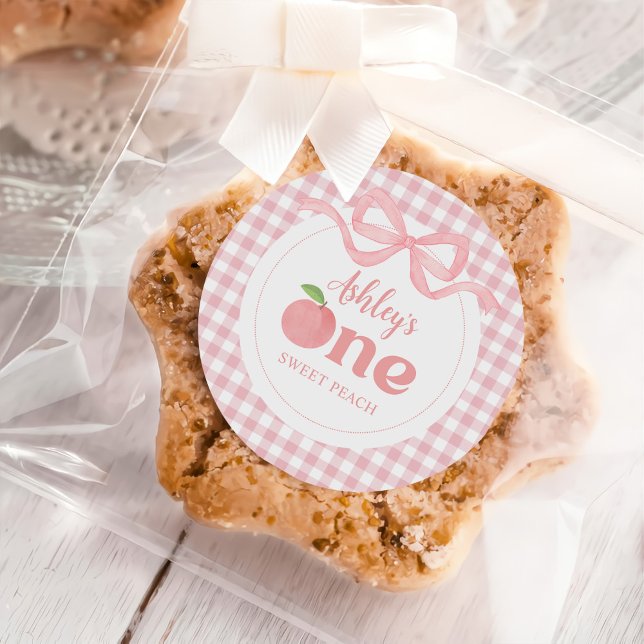 Pegatina Redonda Primer cumpleaños de Pink Gingham Peach (Subido por el creador)