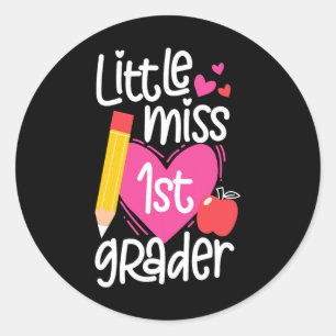 Pegatina Redonda Primer Día De La Escuela Pequeña Miss Primer Grade