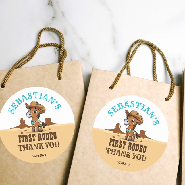 Pegatina Redonda Primera fiesta de cumpleaños de bebé de cowboy de  (First rodeo thank you favor gift stickers cute little cowboy horse with a hat western themed party)