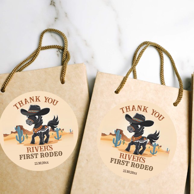 Pegatina Redonda Primera fiesta de cumpleaños de bebé de cowboy de  (First rodeo birthday party thank you favor stickers cute cowboy horse stickers favor gift stickers)