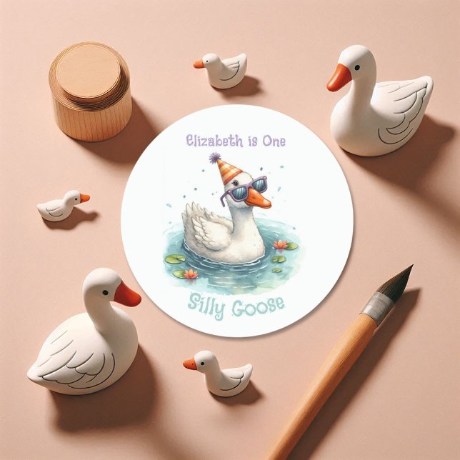 Pegatina Redonda Primera fiesta de cumpleaños de "One Silly Goose" (One Silly Goose First Birthday Party Classic Round Sticker)