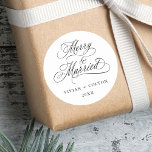 Pegatina Redonda Primeras Navidades de Feliz y Caso de Novedades<br><div class="desc">Elegante y romántico guión corto de caligrafía "Merry & Married" con sus nombres y año. Para una personalización más avanzada de este diseño,  haga clic en el BOTÓN HERRAMIENTA DE DISEÑO AZUL de arriba.</div>