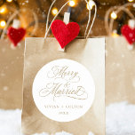 Pegatina Redonda Primeras Navidades de la Feliz de Oro y de las Rec<br><div class="desc">Elegante y romántico guión corto de caligrafía "Merry & Married" con sus nombres y año. Para una personalización más avanzada de este diseño,  haga clic en el BOTÓN HERRAMIENTA DE DISEÑO AZUL de arriba.</div>