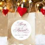 Pegatina Redonda Primeras Navidades de Madera Roja y Casados con Se<br><div class="desc">Elegante y romántico guión corto de caligrafía "Merry & Married" con sus nombres y año. Para una personalización más avanzada de este diseño,  haga clic en el BOTÓN HERRAMIENTA DE DISEÑO AZUL de arriba.</div>