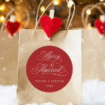 Pegatina Redonda Primeras Navidades de Madera Roja y Casados con Se<br><div class="desc">Elegante y romántico guión corto de caligrafía "Merry & Married" con sus nombres y año. Para una personalización más avanzada de este diseño,  haga clic en el BOTÓN HERRAMIENTA DE DISEÑO AZUL de arriba.</div>