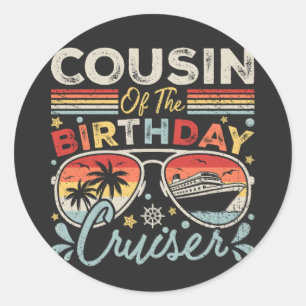 Pegatina Redonda Primo de vacaciones en crucero por el cumpleaños