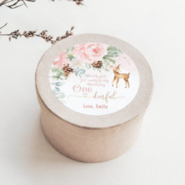 Pegatina Redonda Primogénito de invierno de un venado rosa primer c