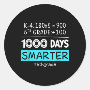 Pegatina Redonda Profesor de quinto grado 1000 días más inteligente