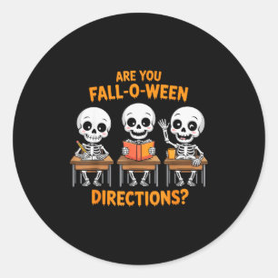 Pegatina Redonda Profesor Esqueleto de Halloween ¿Eres Otoño O Ween