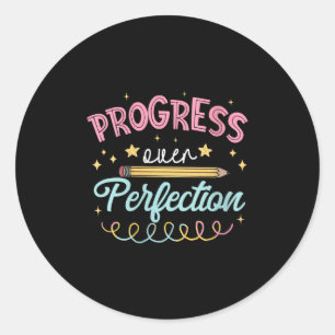 Pegatina Redonda Progreso de las Mujeres Sobre la Perfección Enseña