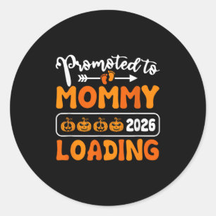 Pegatina Redonda Promovido A Mamá 2026 Cargando La Calabaza Hallowe