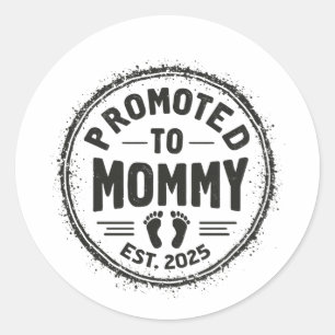 Pegatina Redonda Promovido a mamá Este. invitación del embarazo