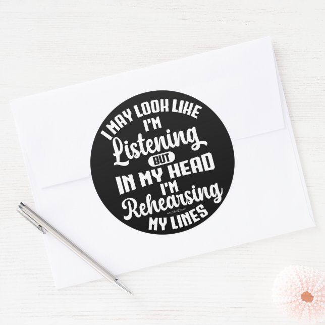 Pegatina Redonda Puede que parezca que estoy escuchando, pero en mi (Sobre)