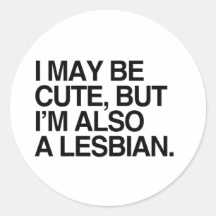 Pegatina Redonda PUEDO SER MONA PERO TAMBIÉN SOY LESBIANA -.png